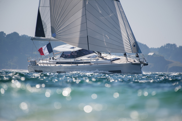 Reportage photographique sur le navire AMEL 50 à Belle-île-en-mer. Le navire en navigation et au mouillage. ©Jean-Sébastien EVRARD pour ILAGO juillet 2017. 0681653729